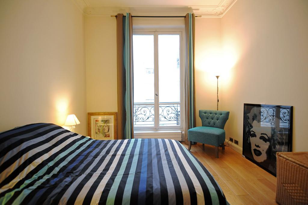 Champs Elysees Homestay - Air Conditioning Parigi Camera foto